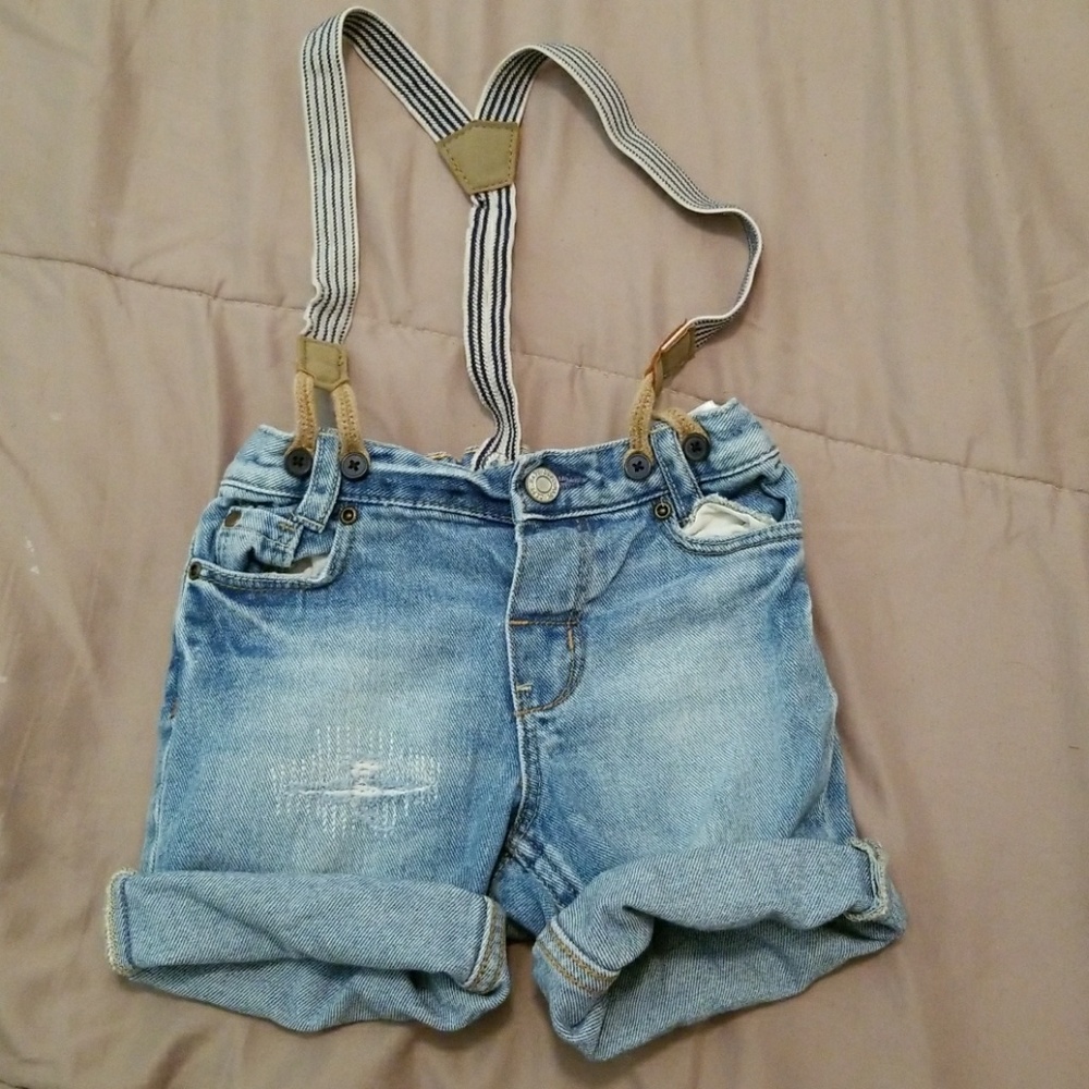 Kids shorts with suspenders